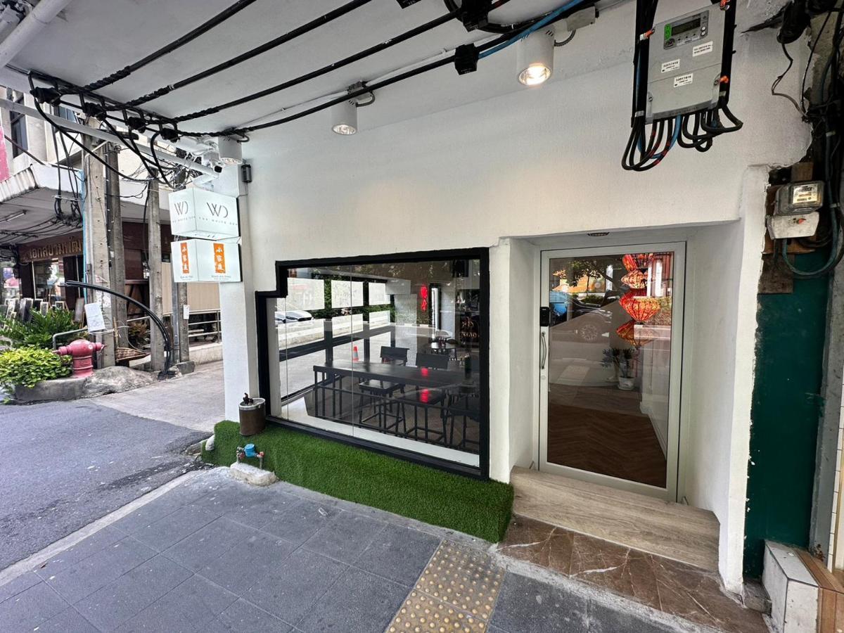 The White Den Sukhumvit 44 Hostel กรุงเทพมหานคร ภายนอก รูปภาพ