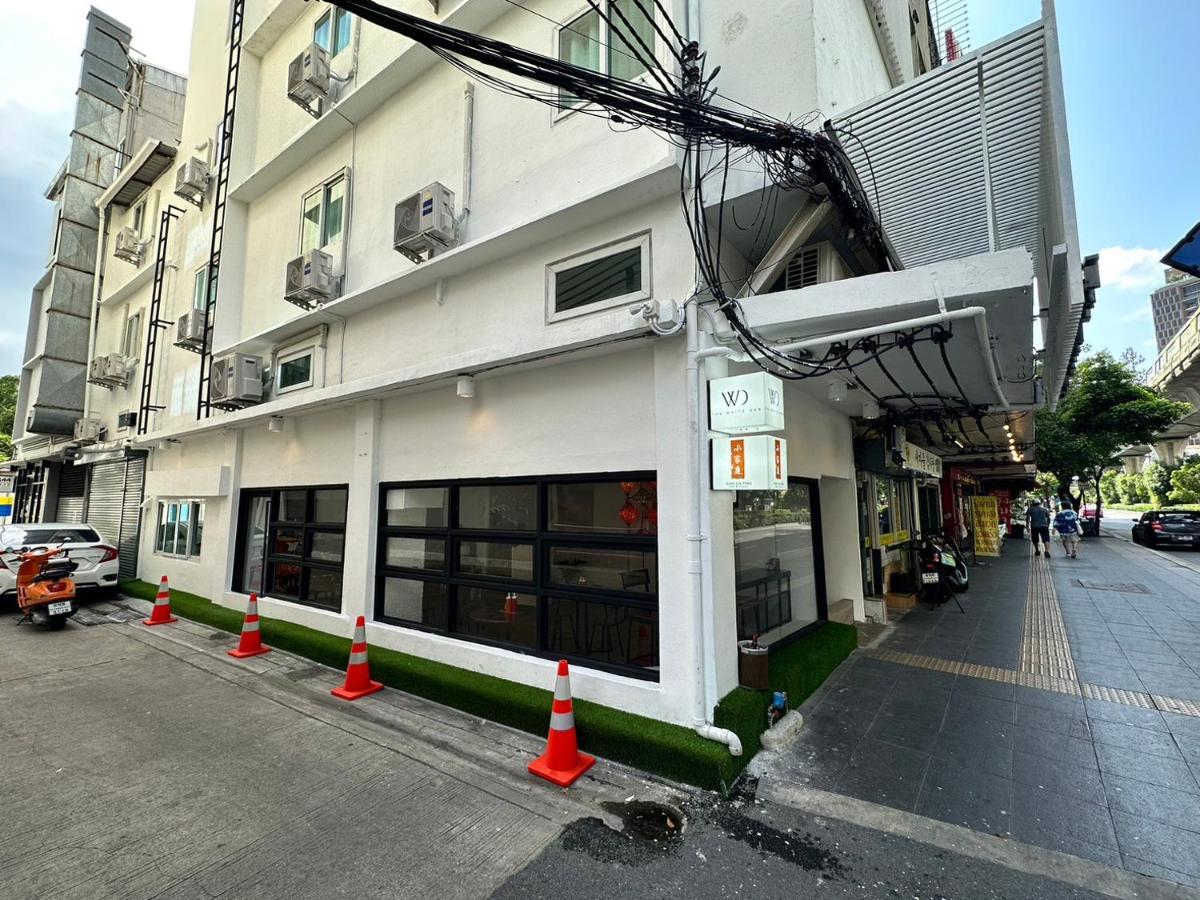 The White Den Sukhumvit 44 Hostel กรุงเทพมหานคร ภายนอก รูปภาพ