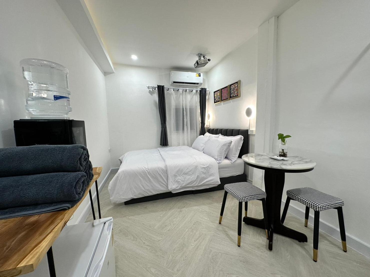 The White Den Sukhumvit 44 Hostel กรุงเทพมหานคร ภายนอก รูปภาพ