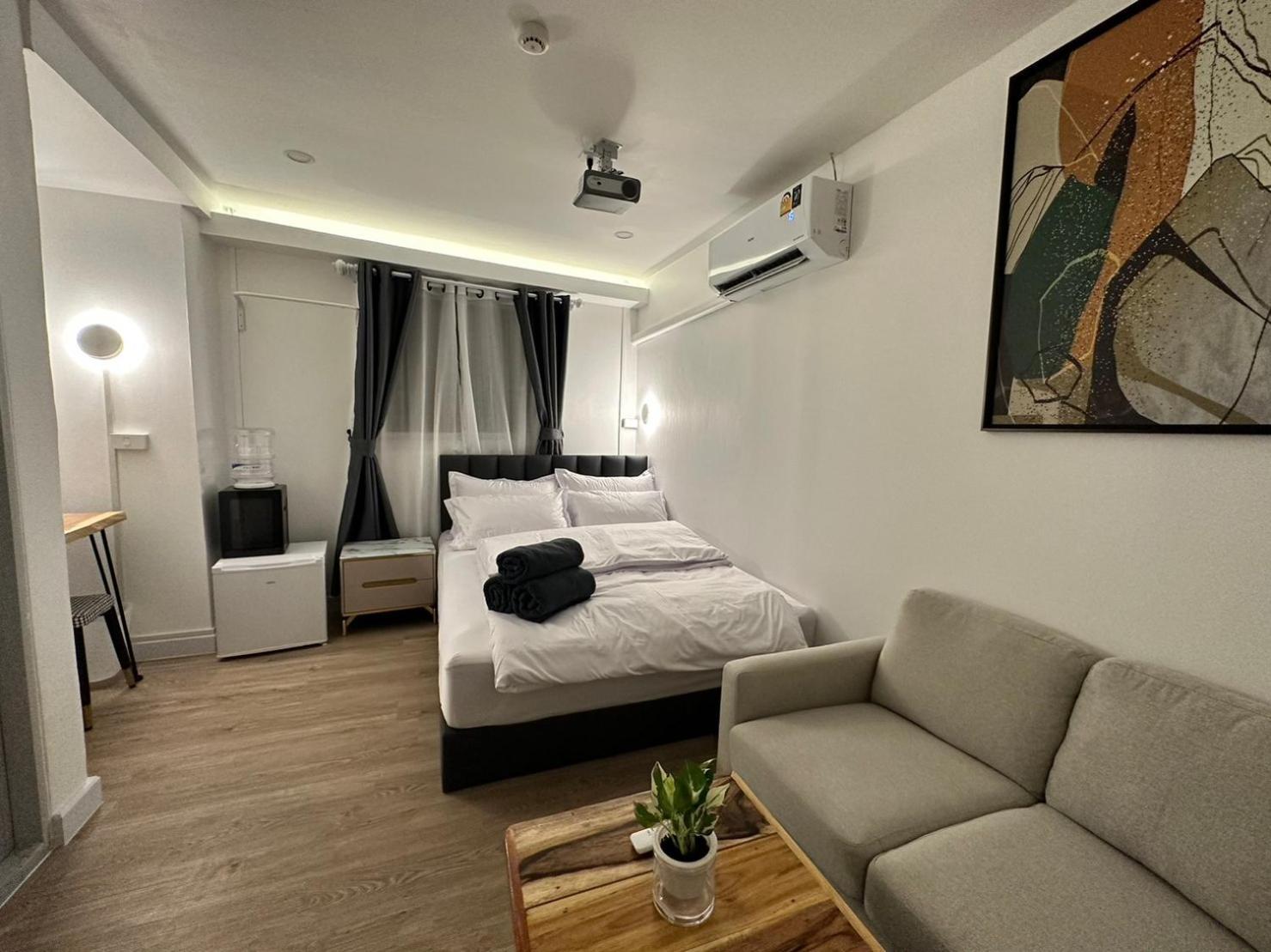 The White Den Sukhumvit 44 Hostel กรุงเทพมหานคร ภายนอก รูปภาพ