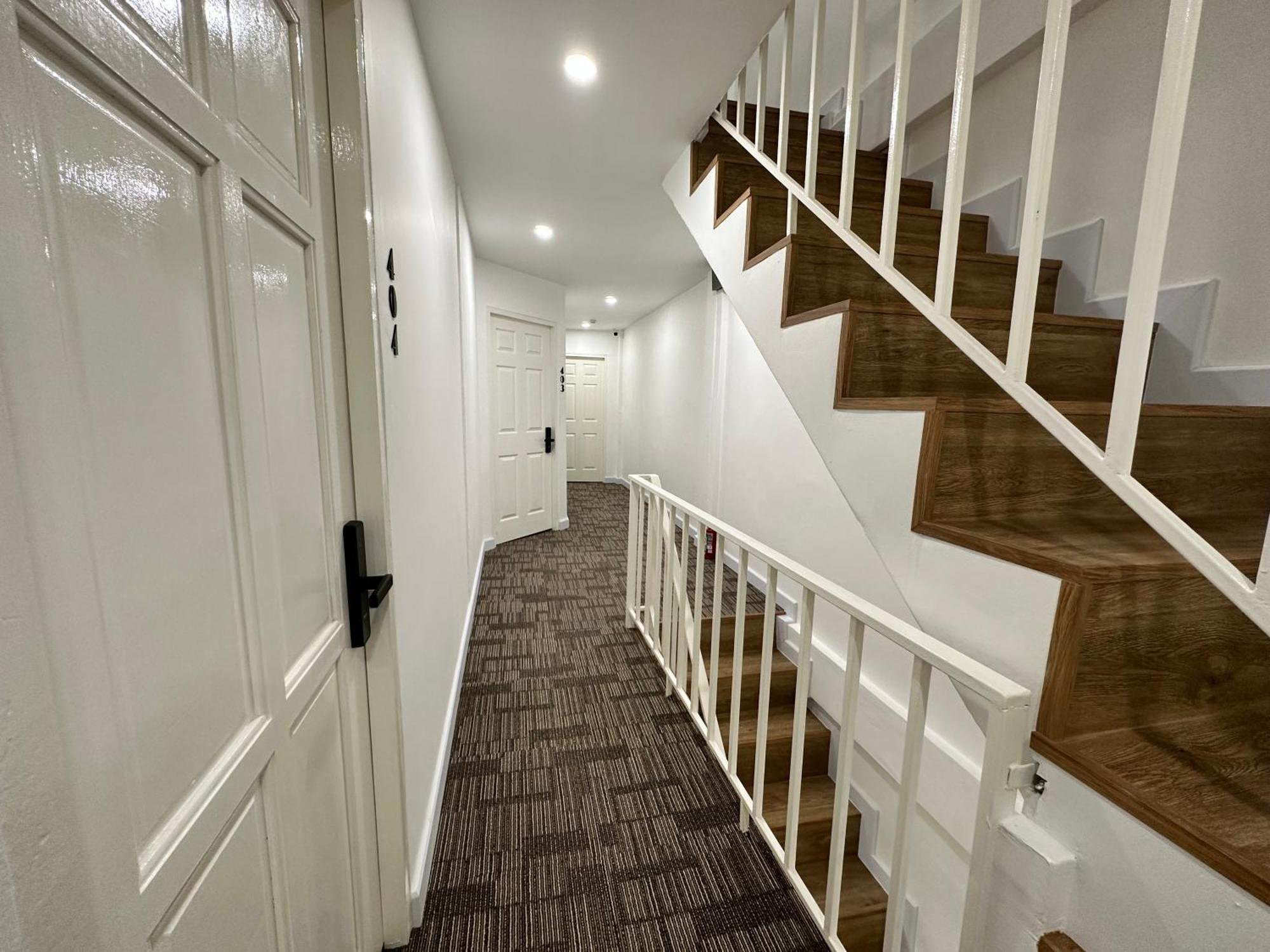 The White Den Sukhumvit 44 Hostel กรุงเทพมหานคร ภายนอก รูปภาพ