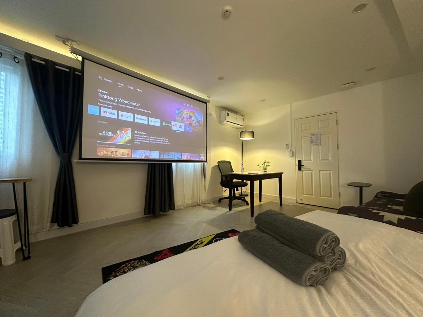 The White Den Sukhumvit 44 Hostel กรุงเทพมหานคร ภายนอก รูปภาพ